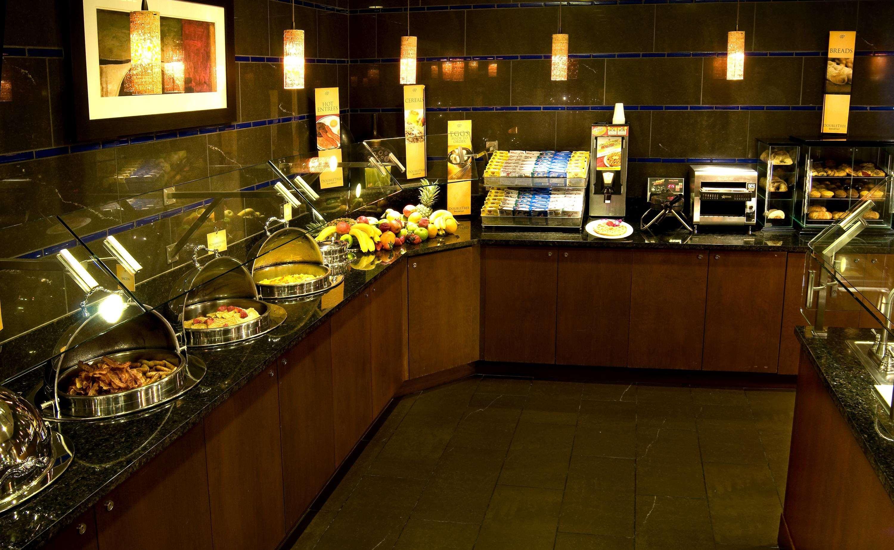 โรงแรมดับเบิลทรีบายฮิลตันนอร์วอล์ค ร้านอาหาร รูปภาพ