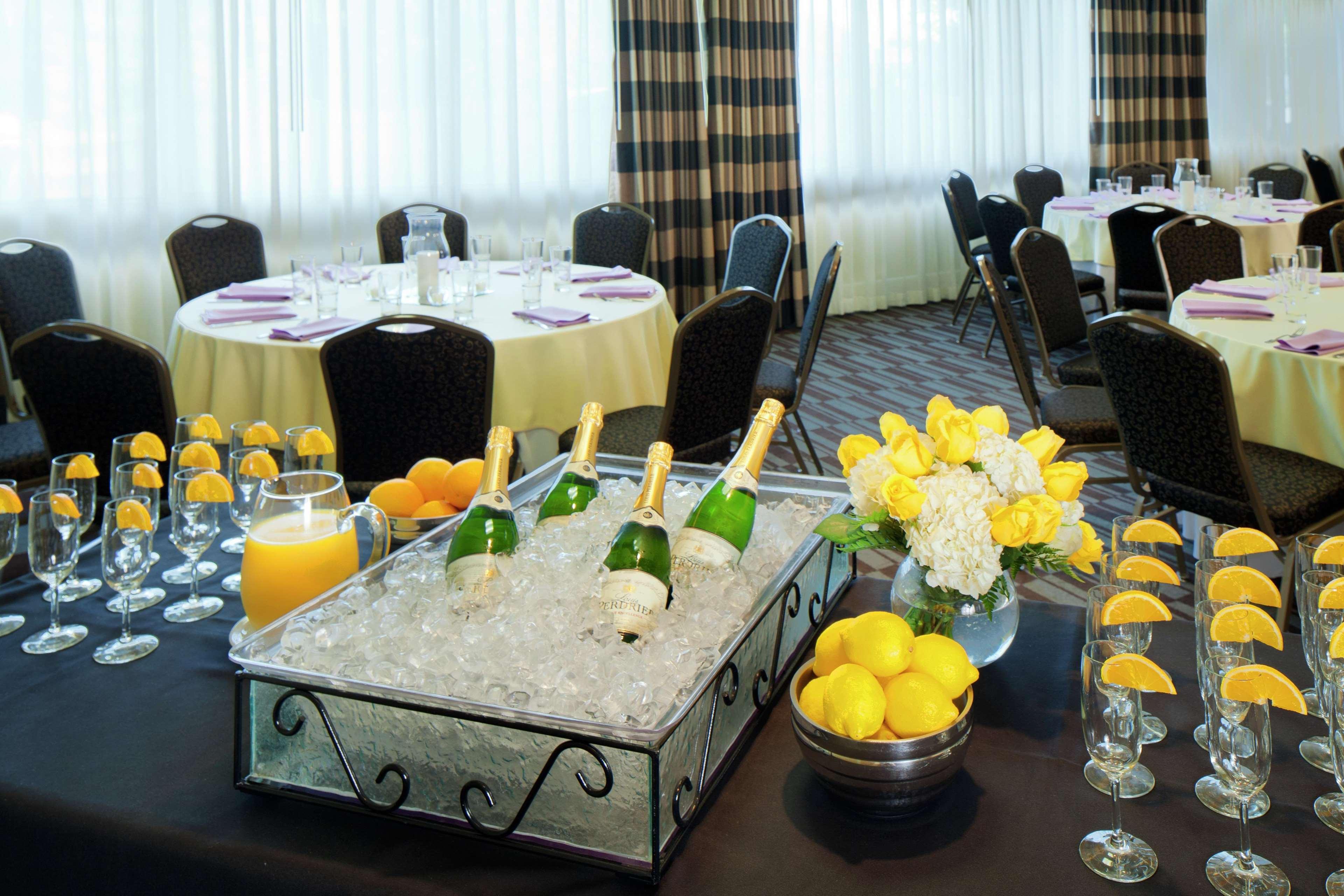 โรงแรมดับเบิลทรีบายฮิลตันนอร์วอล์ค ร้านอาหาร รูปภาพ